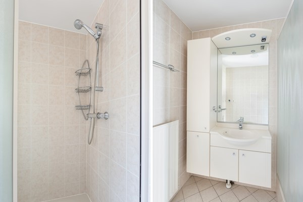 Foto - Te koop: Ruime dubbele benedenwoning met parkeerplaats!